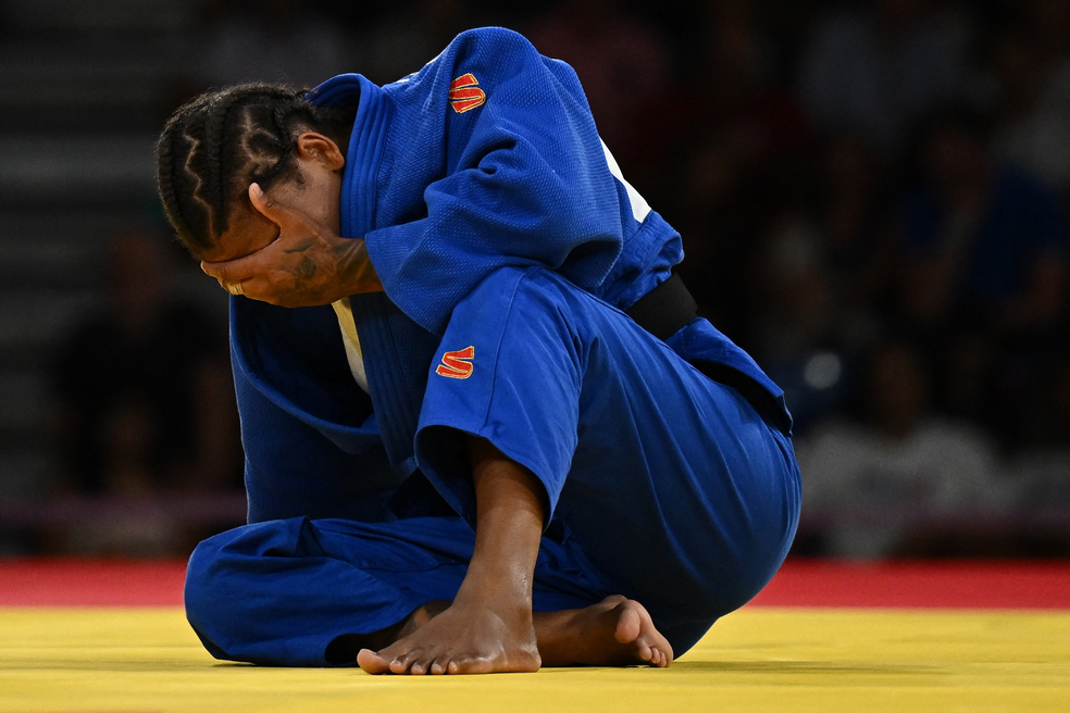 Rafaela Silva leva a mão ao rosto após sentir dores nos olhos durante luta do bronze — Foto: REUTERS/Arlette Bashizi