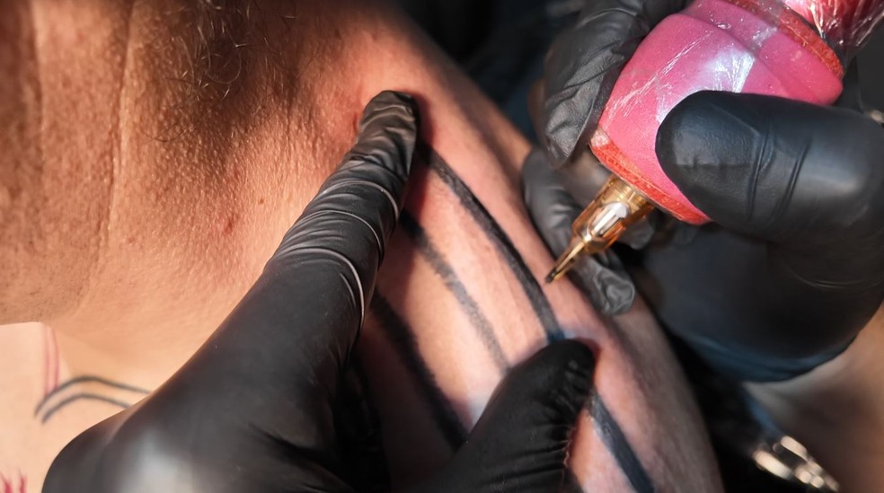 Torcedor tatua camisa do São Paulo na pele — Foto: Fábio Júnior/EPTV