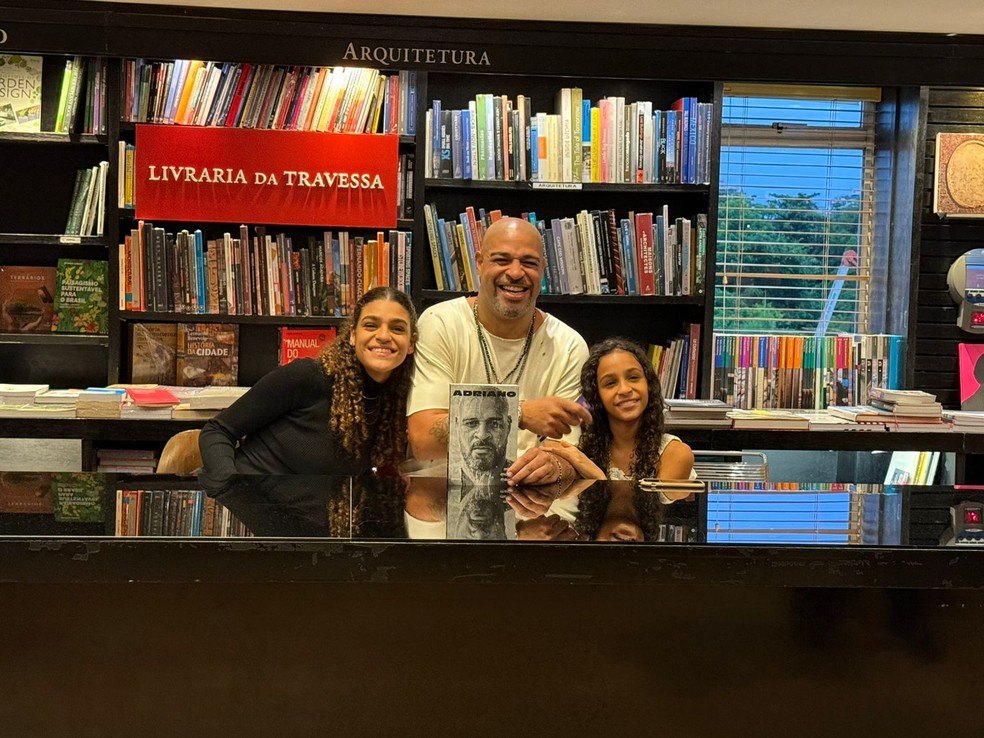 Adriano no lançamento do seu livro — Foto: Ana Carolina Lima