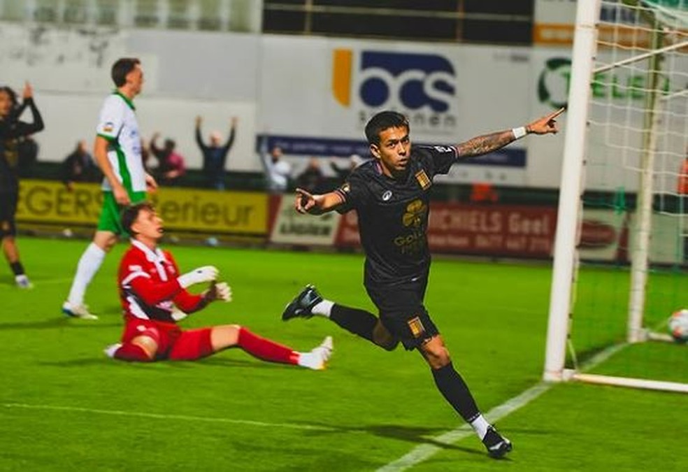 Emprestado pelo Botafogo, Segovinha faz primeiro gol pelo RWDM Brussels, clube de Textor na Bélgica