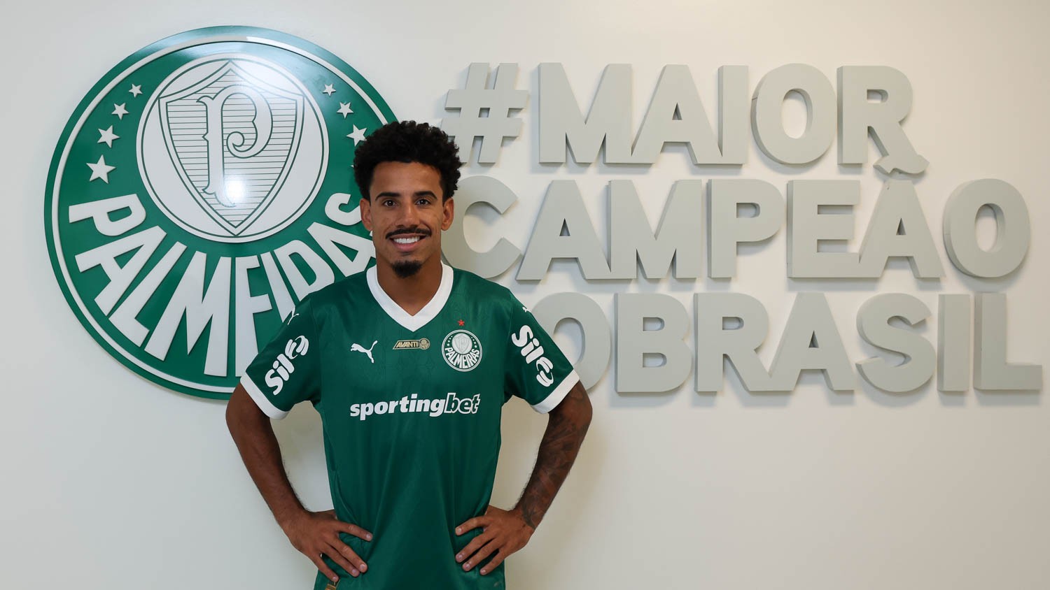 Palmeiras oficializa contratação de Lucas Evangelista para reforçar elenco alviverde.