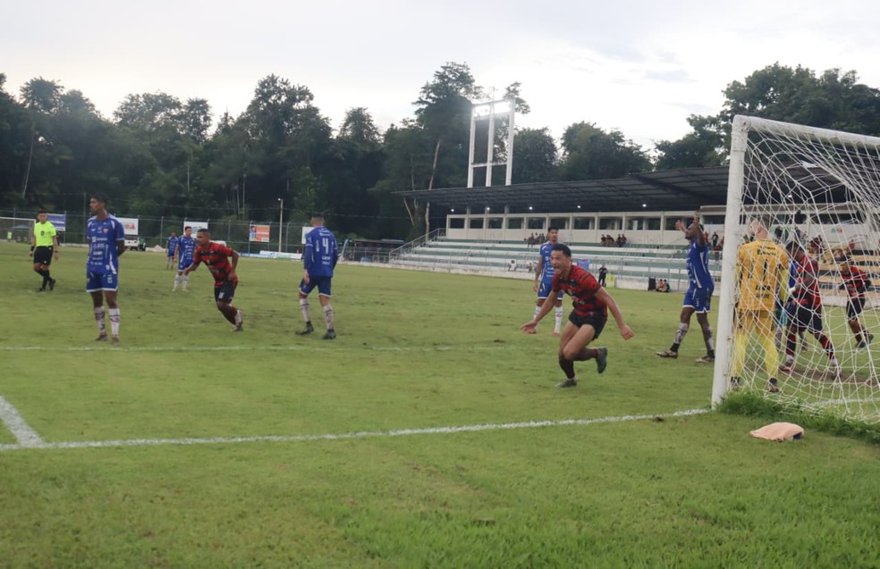 Zagueiro do Trem em comemoração - Trem na Série D