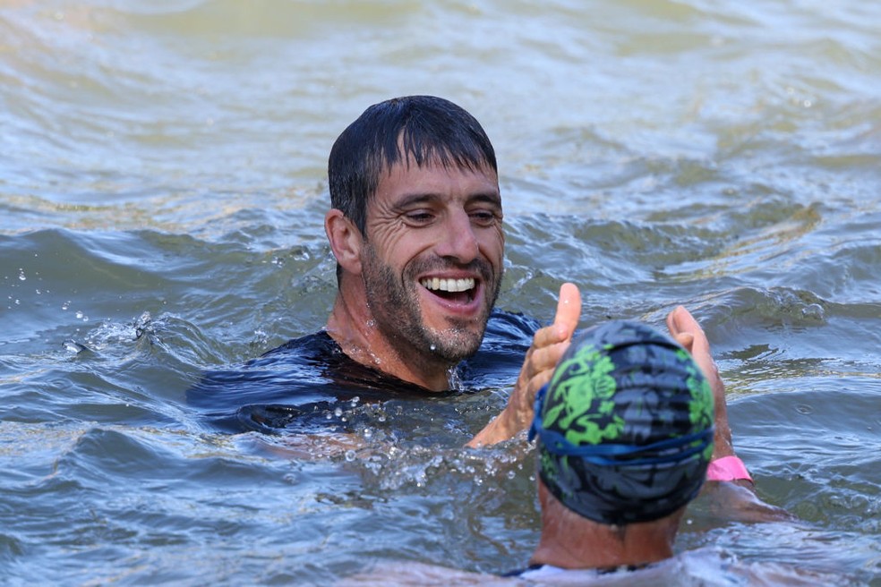 Tony Estanguet mergulha no rio Sena &mdash; Foto: Pierre Suu/Getty Images