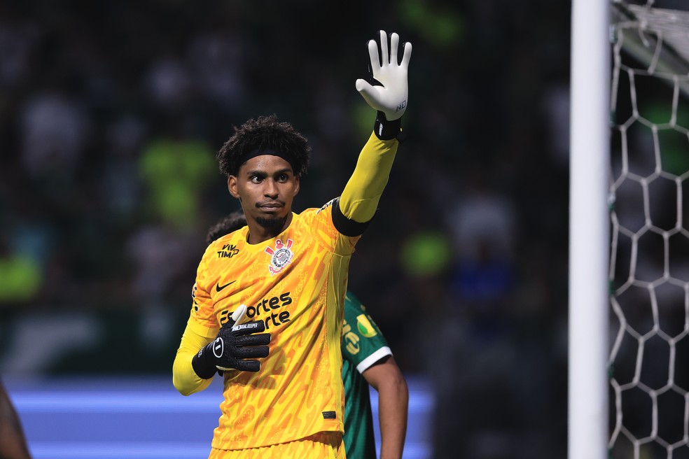 Hugo Souza terminou como grande destaque do Corinthians no Dérbi — Foto: Ettore Chiereguini/AGIF