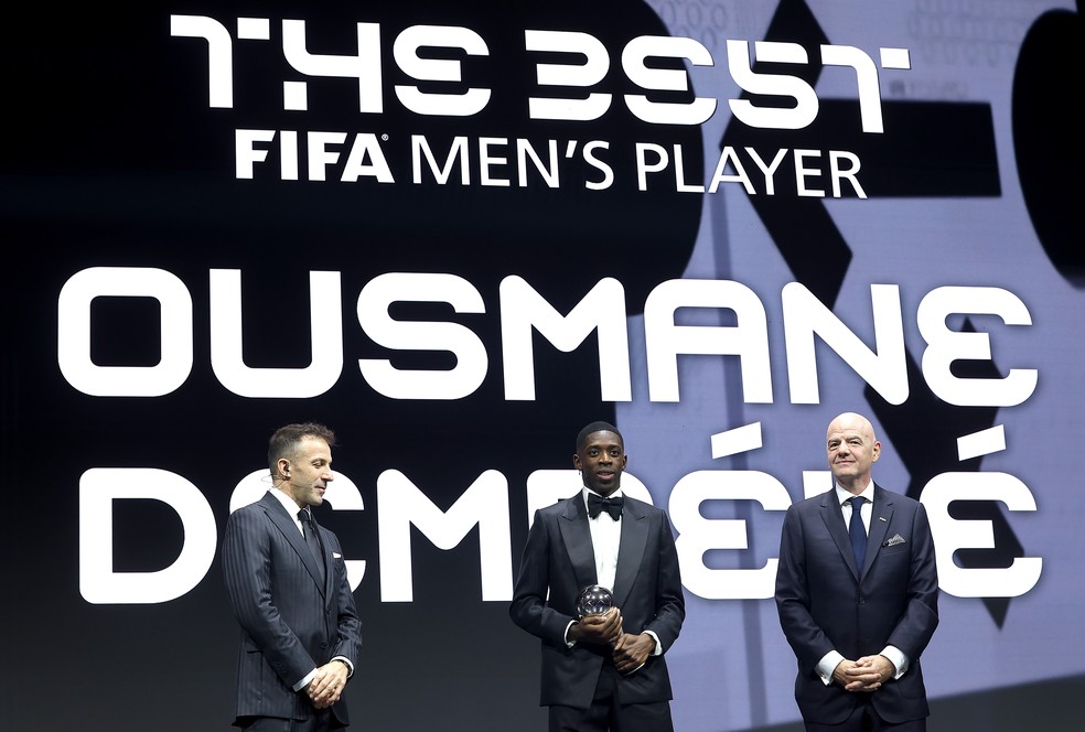 Ousmane Dembélé recebe o Prêmio The Best da Fifa de melhor jogador do mundo — Foto: Getty Images