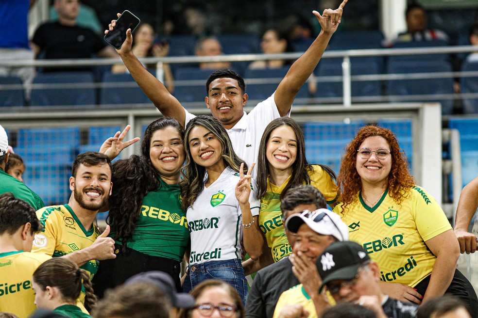 Andreza Magalhães (de camisa branca do Cuiabá) na Arena Pantanal — Foto: AssCom Dourado