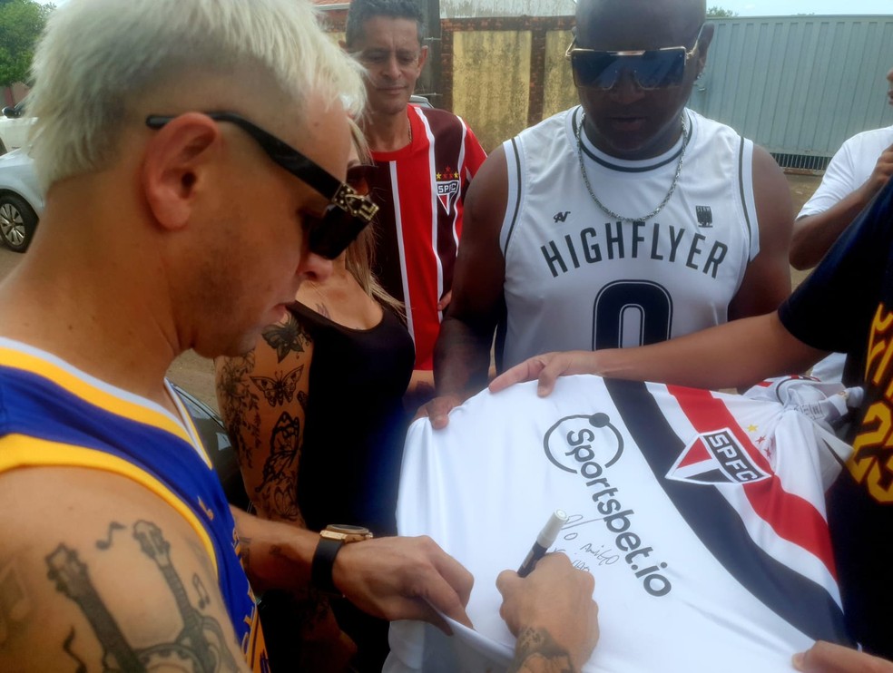 Rafinha autografa camisa do São Paulo em Londrina — Foto: Rodrigo Saviani/ge