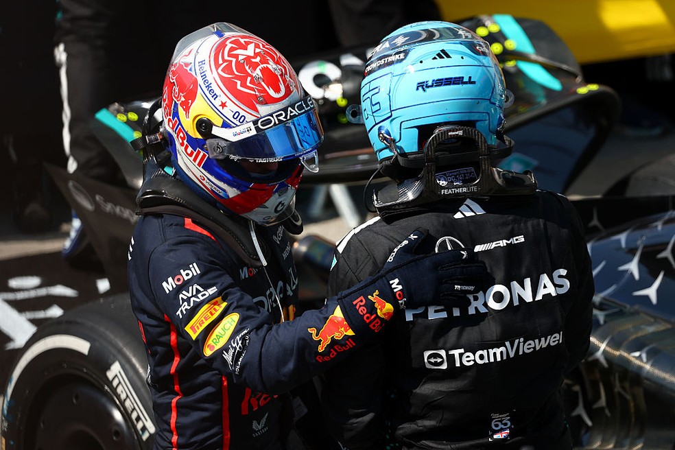 Max Verstappen e George Russell se cumprimentam após GP do Canadá — Foto: Clive Rose/Getty Images