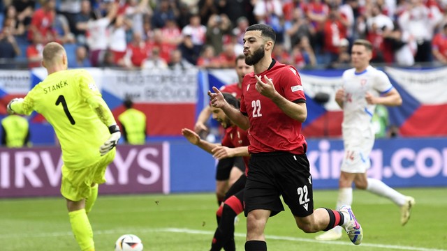 Mikautadze comemora gol de pênalti pela Geórgia contra República Tcheca na Eurocopa