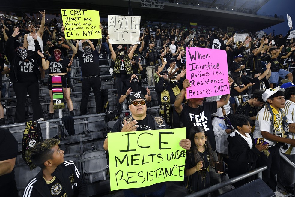 Torcida do Los Angeles FC faz protesto contra pol&iacute;ticas de Trump &mdash; Foto: Orlando Ramirez/Getty Images