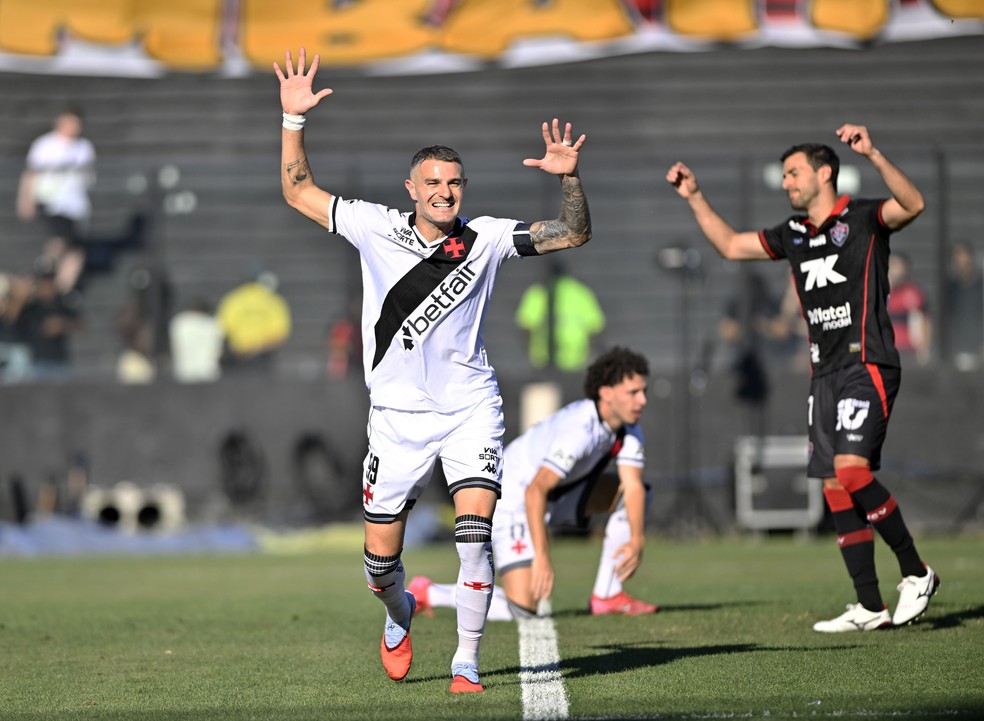 Vegetti em Vasco x Vitória, pelo Brasileirão 2025