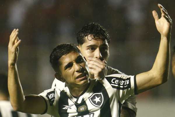 Spectacular Savarino Chega De Madrugada Ao Rio E Começa No Banco Do Botafogo Contra O Vasco Design Art