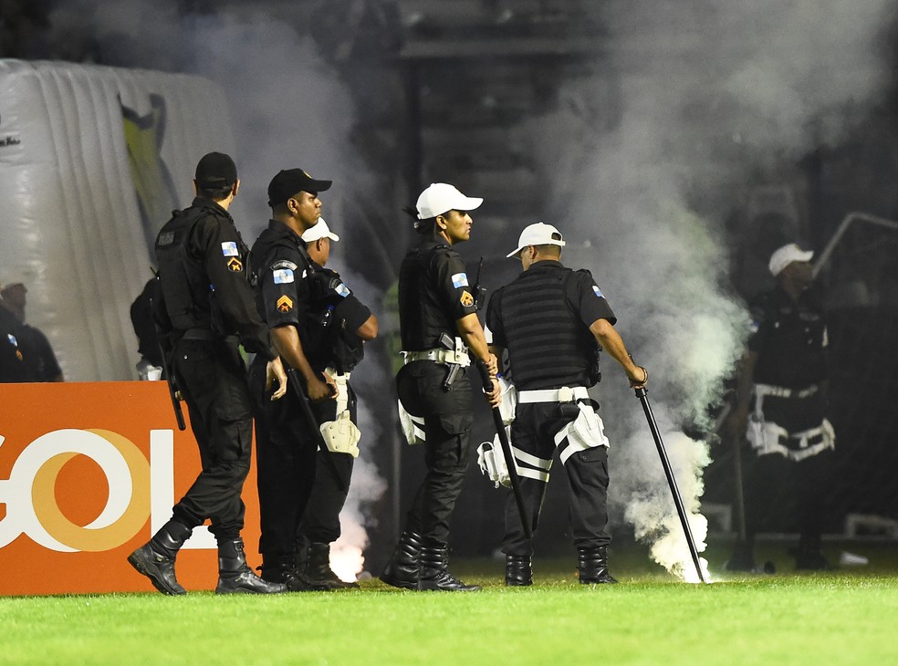 STJD aplica multa e proíbe torcida em 4 jogos do Vasco em São Januário
