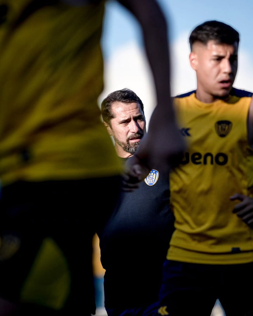 Gustavo Morínigo assumiu o Sportivo Luqueño em 3 de fevereiro.  — Foto: Sportivo Luqueño / Instagram Divulgação