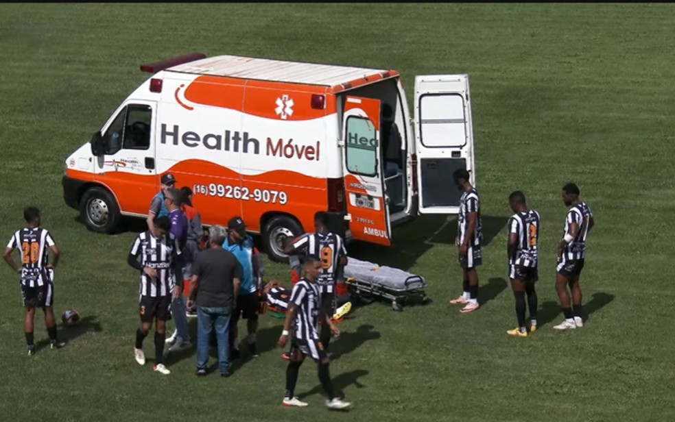 Renan Barcelos, do Comercial, deixa jogo da A3 em ambulância após choque de cabeça — Foto: Federação Paulista de Futebol