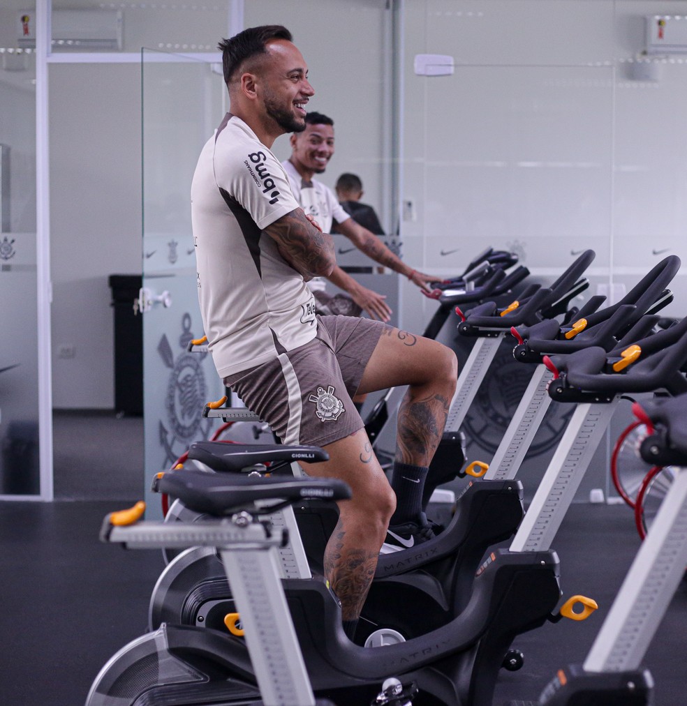Maycon em treino do Corinthians no CT Joaquim Grava antes da lesão sofrida em abril