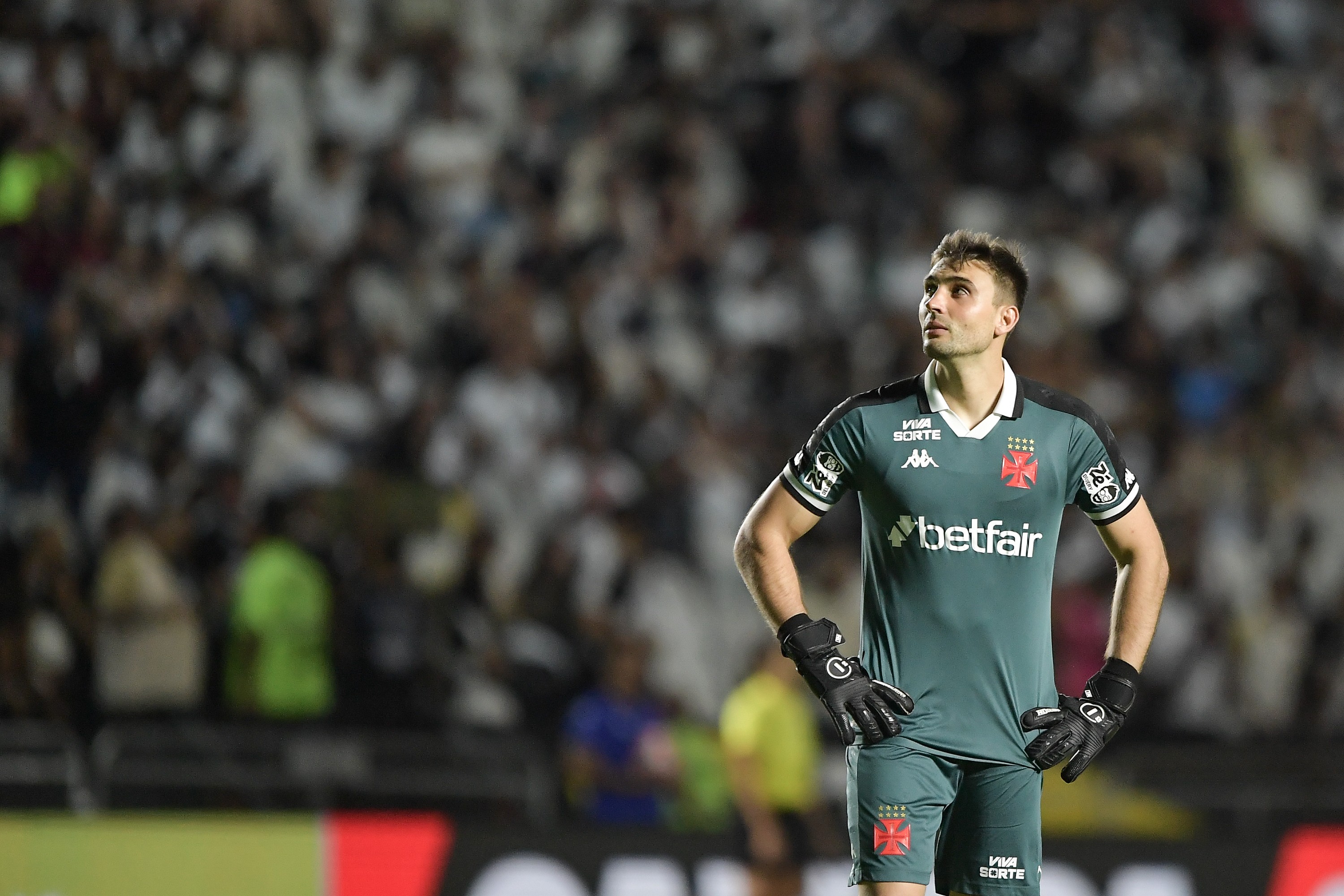 Substituto de Léo Jardim no Vasco, Fuzato será titular de um jogo do Brasileirão pela primeira vez