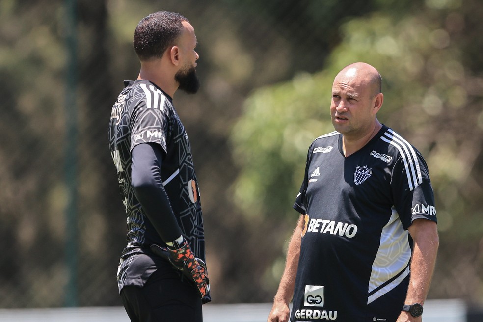 Rog&eacute;rio Maia com o goleiro Everson &mdash; Foto: Pedro Souza/CAM 