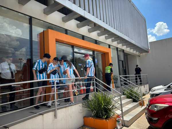 Problemas de Troca de Ingressos Cancelados Prejudicam Torcedores Antes de Final Crucial.
