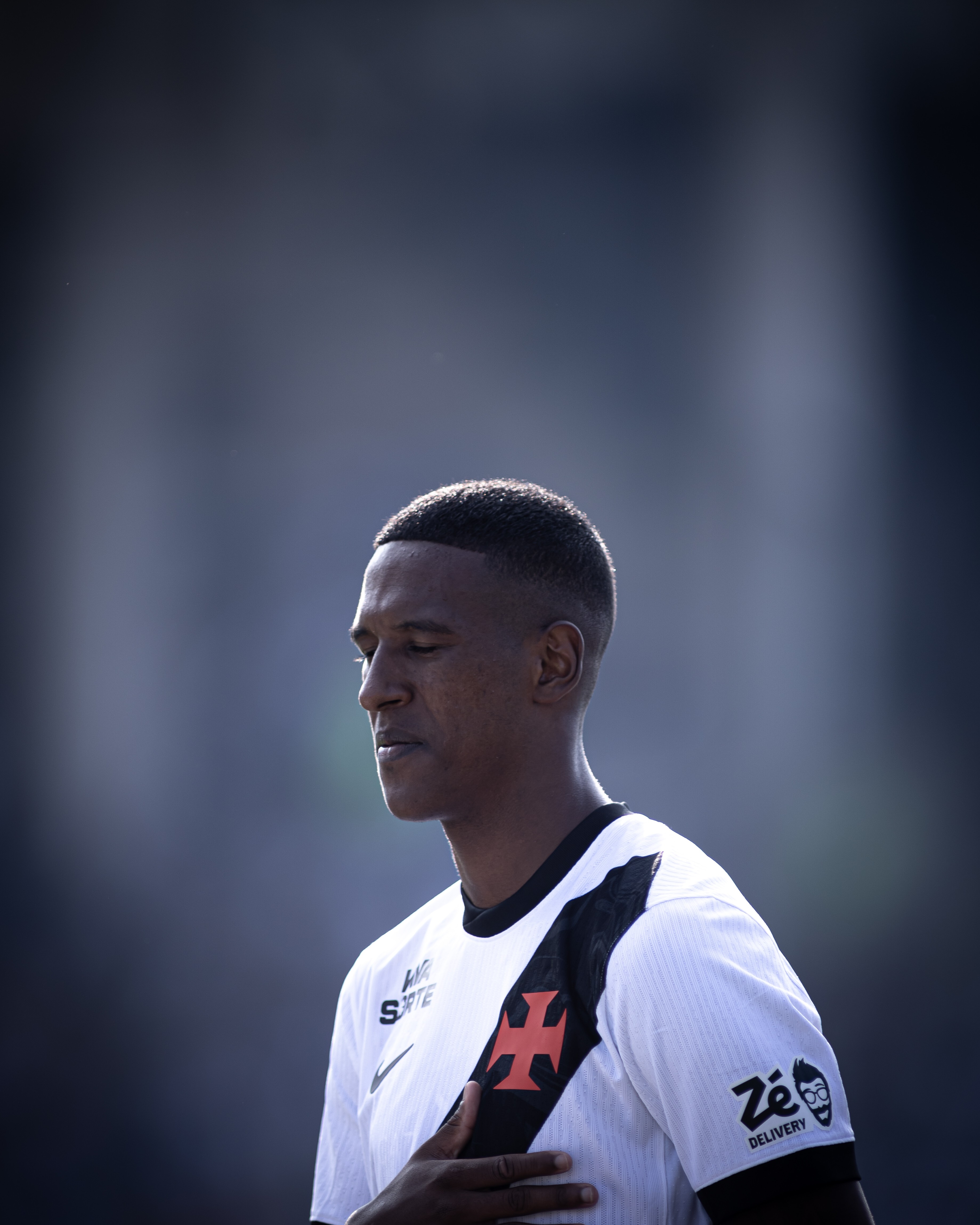 Renato coloca defesa do Vasco à prova contra o Coritiba | Ge