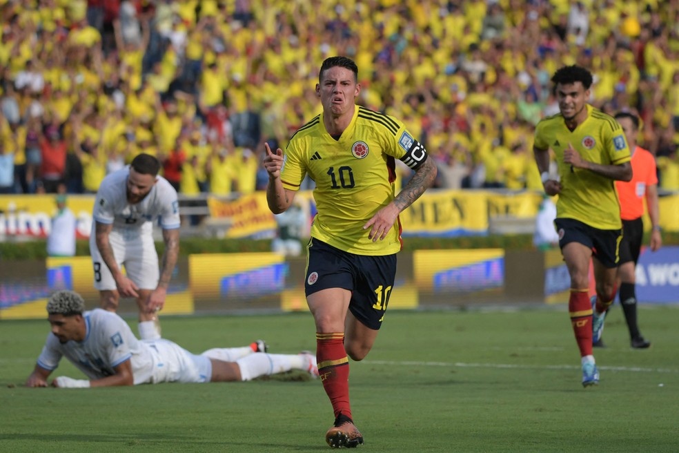 James Rodríguez comemora após abrir o placar para a Colômbia contra o Uruguai — Foto: RAUL ARBOLEDA / AFP