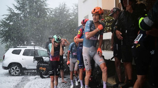 Forte chuva de granizo interrompe Volta da Espanha, e imagens impressionam; veja vídeo