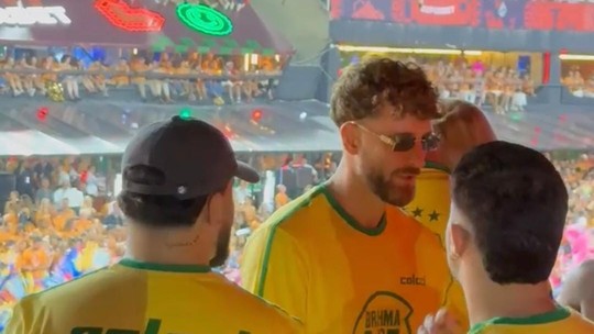 Jogadores do Flamengo curtem Carnaval na Sapucaí após vitória sobre o Botafogo - Foto: (Ronald Lincoln / ge)