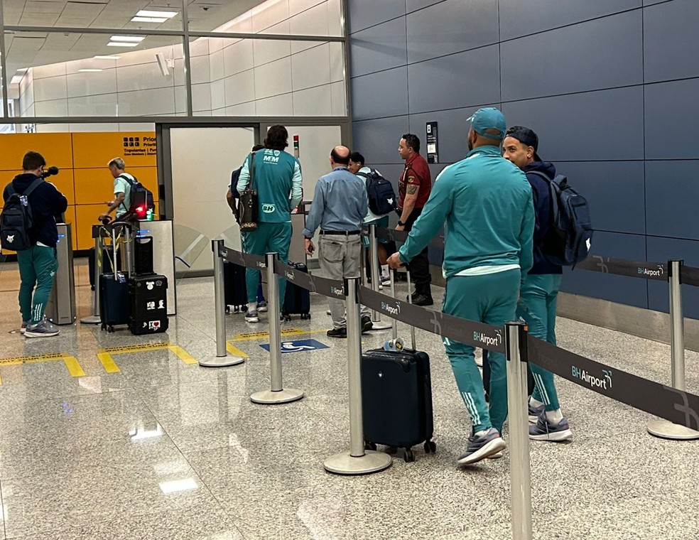 Delegação do Cruzeiro embarca para enfrentar o Mushuc Runa — Foto: Pedro Spinelli