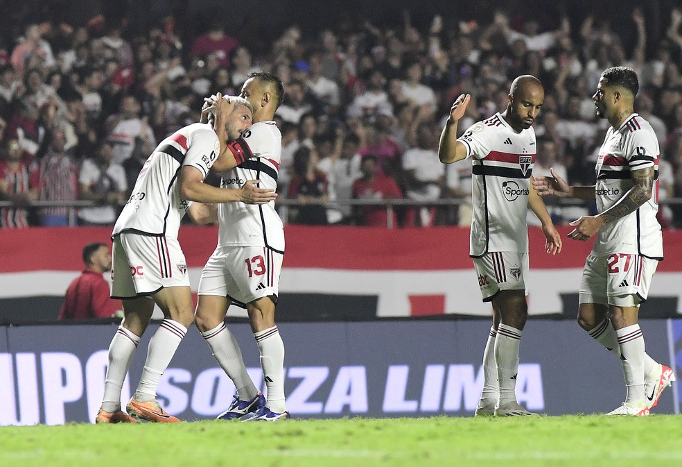 Calleri comemora segundo gol do São Paulo contra o Corinthians — Foto: Marcos Ribolli