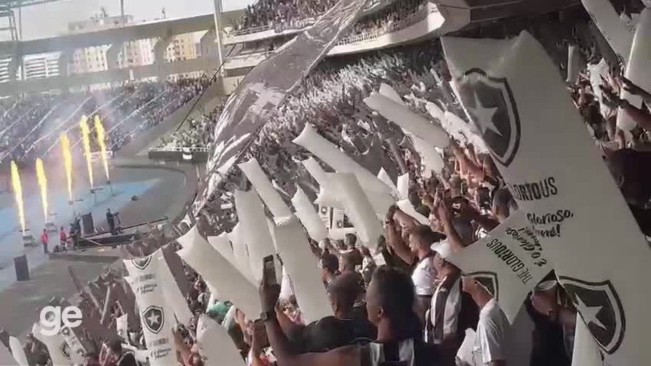 Torcida do Botafogo faz a festa na entrada em campo, antes do jogo contra o Coritiba