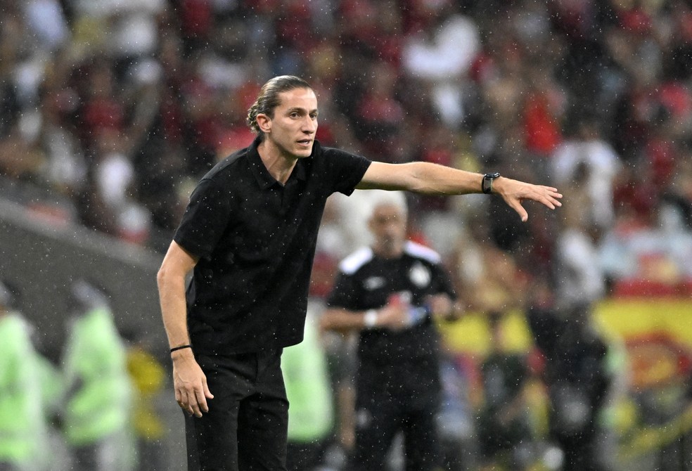 Filipe Luís dá instruções em jogo do Flamengo contra o Central Córdoba — Foto: André Durão/ge