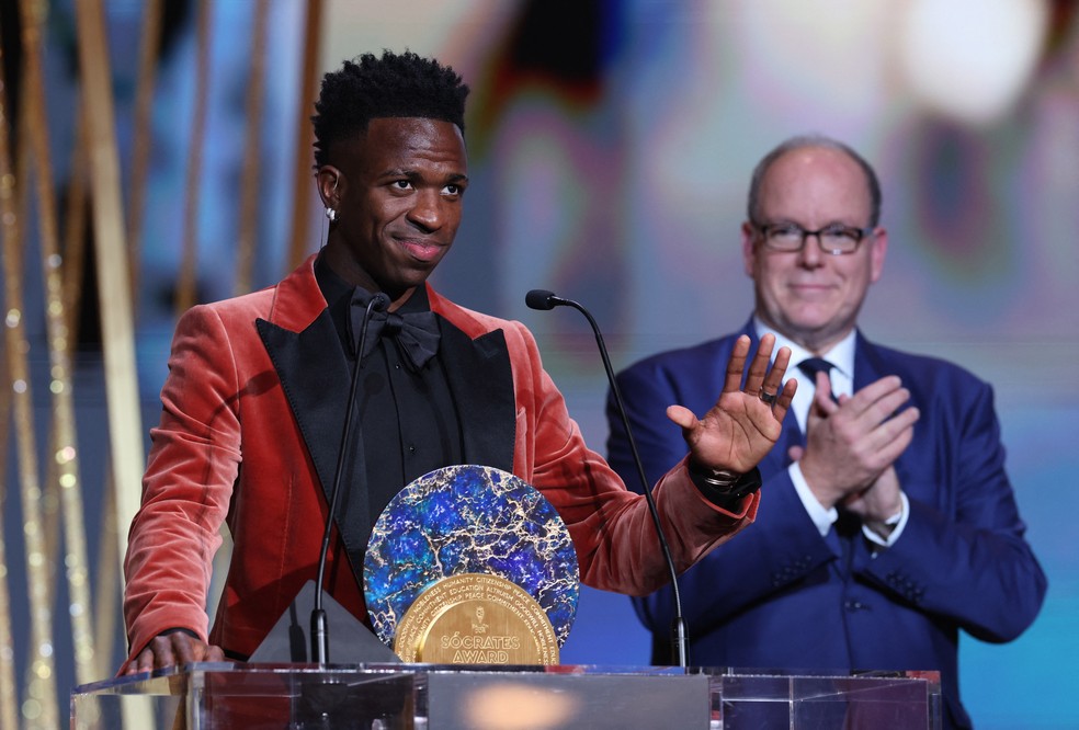 Pelo combate ao racismo, Vinícius Júnior recebeu o Prêmio Sócrates na cerimônia da France Football — Foto: Stephanie Lecocq/Reuters