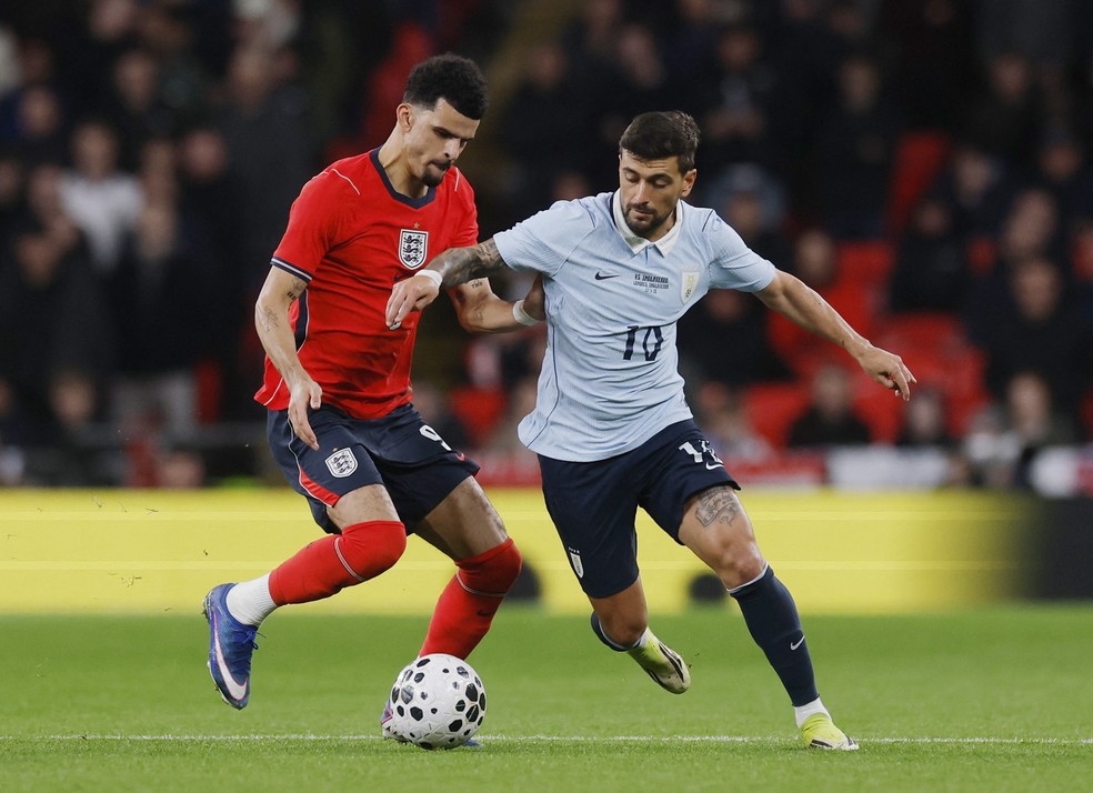 Inglaterra x Uruguai com Arrascaeta em campo