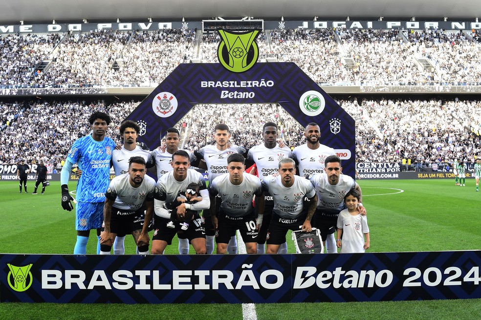 Time do Corinthians perfilado para a partida contra o Juventude — Foto: Marcos Ribolli