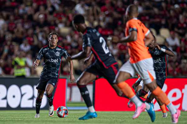 Atuações: Desempenho defensivo compromete Flamengo em derrota; confira as notas dos jogadores.