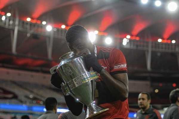 Sobrevivente do incêndio no Ninho, Jhonata Ventura celebra oportunidade como scout do Flamengo