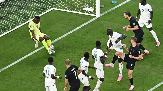 Mendy defende cabeçada de Ajer em Noruega x Senegal
