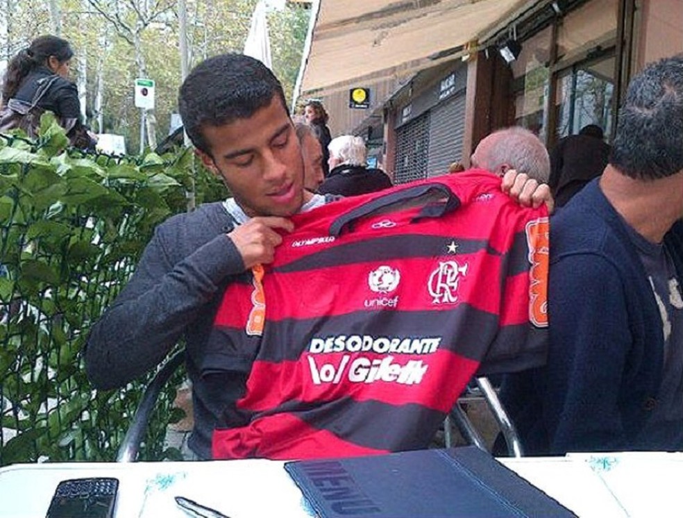 Rafinha Alcântara com uma camisa do Flamengo em 2011 — Foto: Reprodução/Instagram