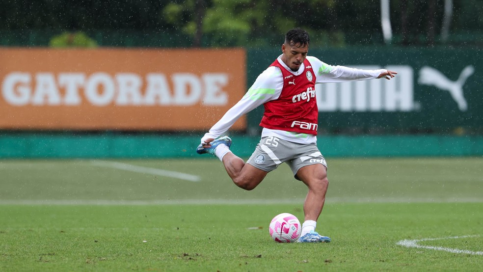 Gabriel Menino em treino do Palmeiras na Academia de Futebol — Foto: Cesar Greco/Palmeiras