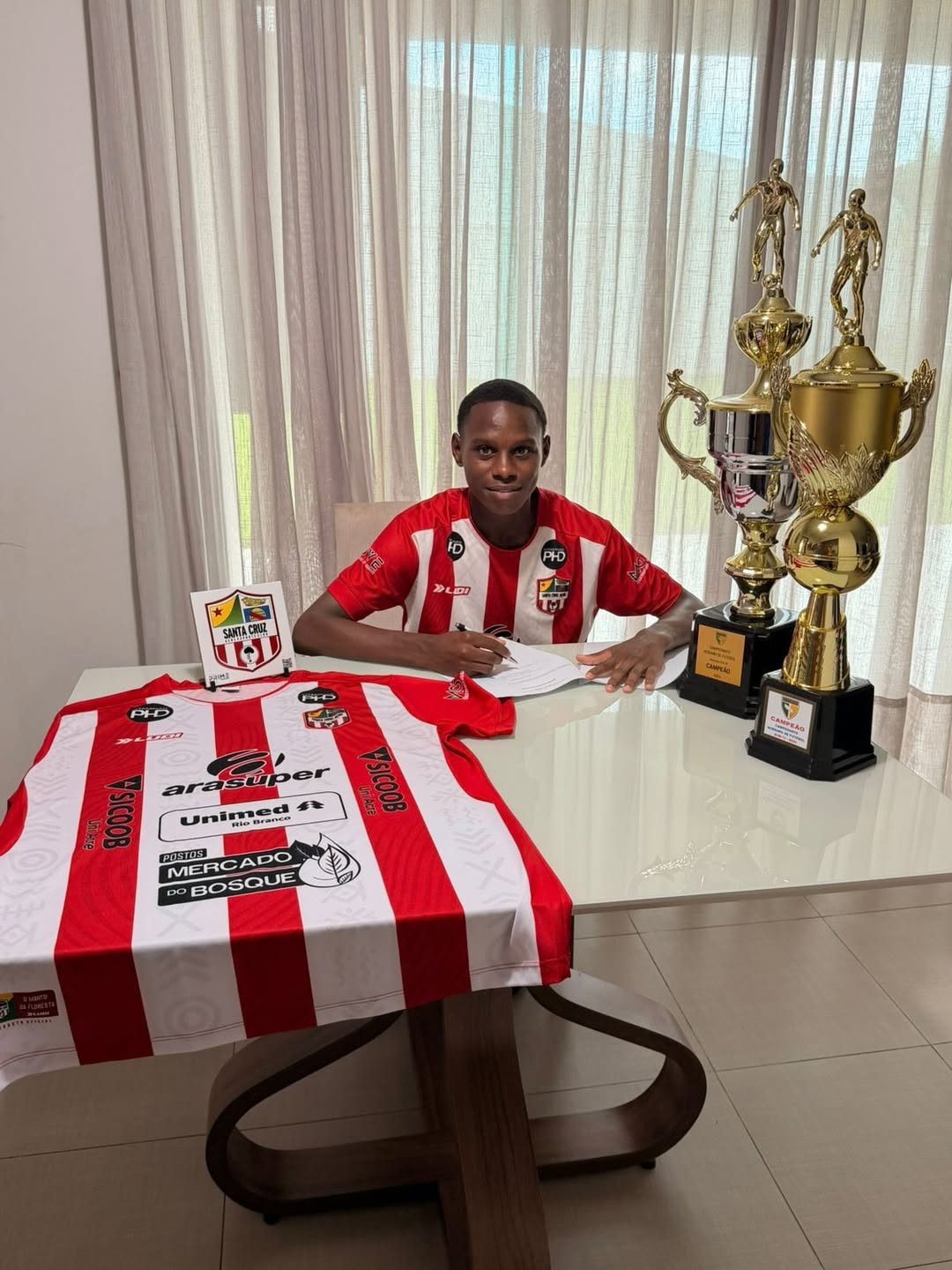 Destaque na base, meia-atacante de 16 anos assina contrato profissional com Santa Cruz-AC