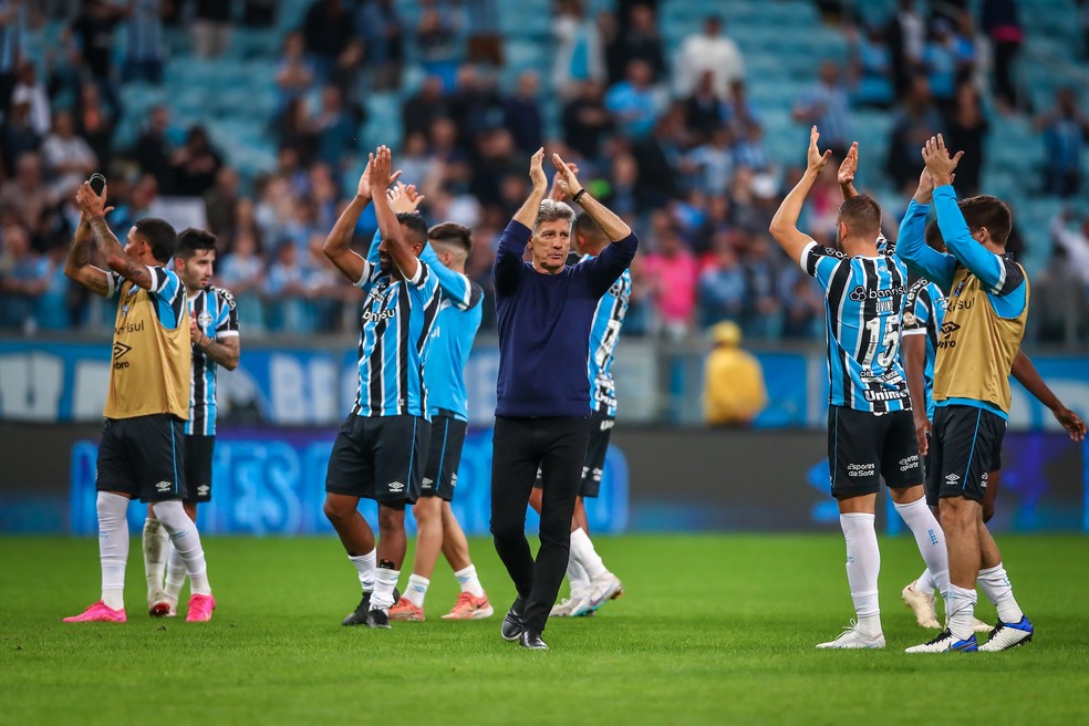 Renato e jogadores do Grêmio agradecem o apoio da torcida — Foto: Lucas Uebel/Grêmio