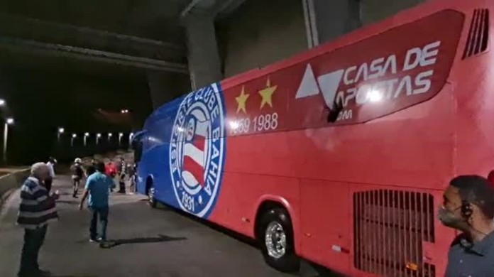 Ônibus do São Paulo é atacado com pedras antes de jogo pelo Campeonato  Brasileiro