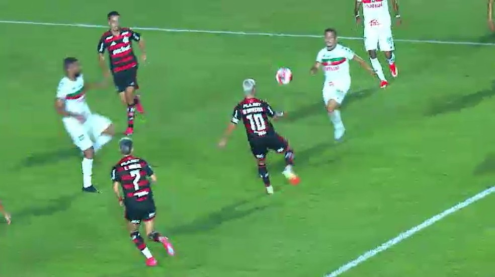 Arrascaeta domina e suspende a bola para deixar Matheus Gonçalves sozinho com o goleiro