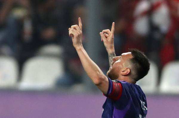 Messi supera a Suárez y se convierte en máximo goleador de la clasificación |  futbol internacional
