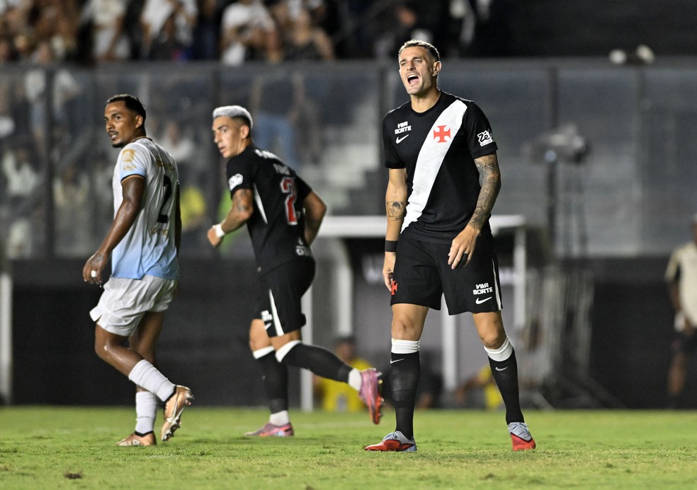Vegetti em a��o pelo Vasco contra o Maric� � Foto: Andr� Dur�o