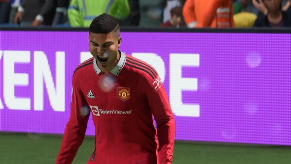 Vini Jr. posta jogando FIFA 23 com capa exclusiva de embaixador