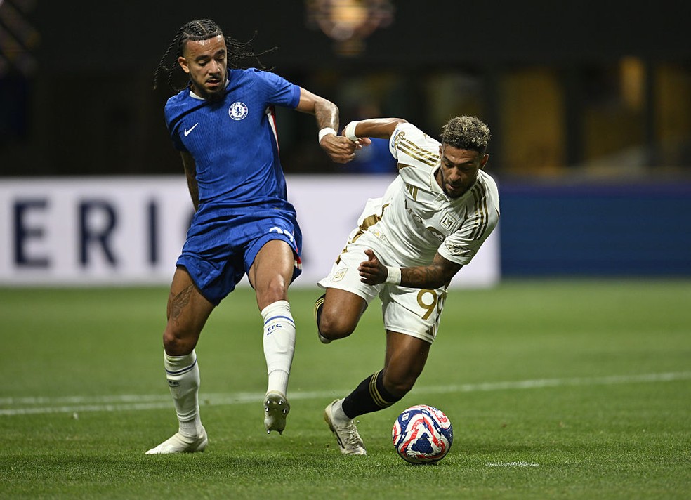 Bouanga, atacante do Los Angeles, contra o Chelsea — Foto: Peter Zay/Anadolu via Getty Images