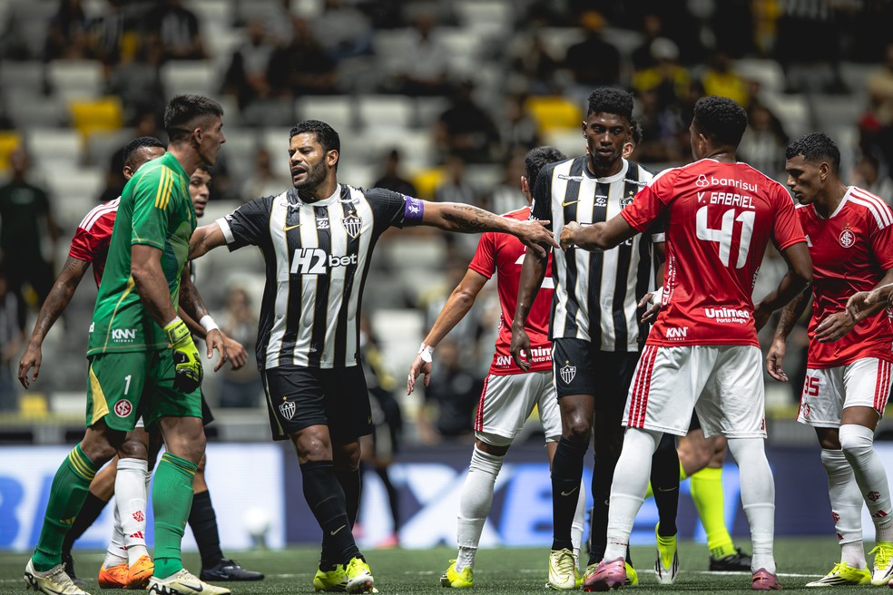 Jogadores de Atlético e Inter discutem em partida na Arena MRV — Foto: Pedro Souza / Atlético