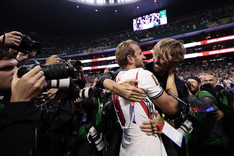 Harry Kane comemora vit�ria da Inglaterra com Peter Crouch � Foto: EFE/ Jos� M�ndez