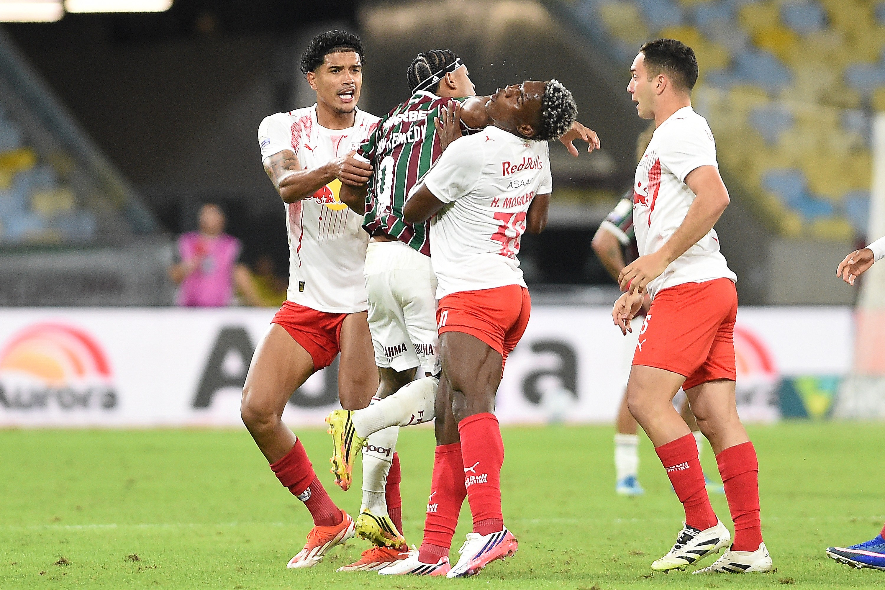 Briga entre jogadores de Fluminense e Bragantino encerra partida tumultuada no Maracanã